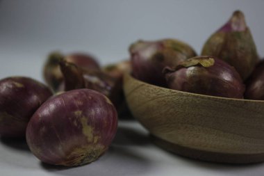 siyah arka plan üzerine sarımsak.