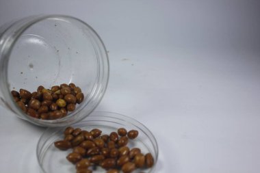 Kızarmış fıstık çıtır çıtır ve lezzetli olur..