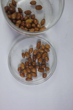 Kızarmış fıstık çıtır çıtır ve lezzetli olur..