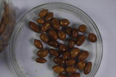 Kızarmış fıstık çıtır çıtır ve lezzetli olur..