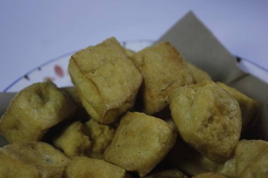 Kızarmış tofu, Endonezyalılar tarafından sık sık yenen bir mezedir..