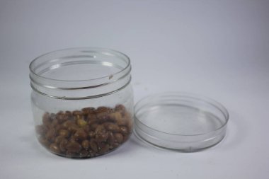 Kızarmış fıstık çıtır çıtır ve lezzetli olur..