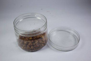 Kızarmış fıstık çıtır çıtır ve lezzetli olur..