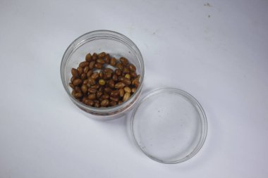 Kızarmış fıstık çıtır çıtır ve lezzetli olur..