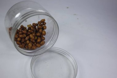 Kızarmış fıstık çıtır çıtır ve lezzetli olur..