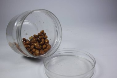 Kızarmış fıstık çıtır çıtır ve lezzetli olur..