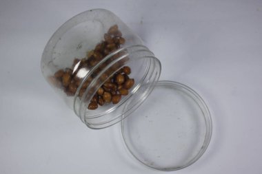 Kızarmış fıstık çıtır çıtır ve lezzetli olur..