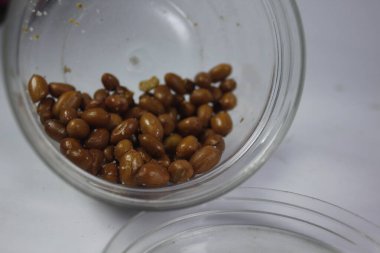 Kızarmış fıstık çıtır çıtır ve lezzetli olur..