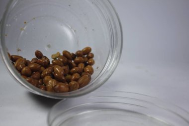 Kızarmış fıstık çıtır çıtır ve lezzetli olur..