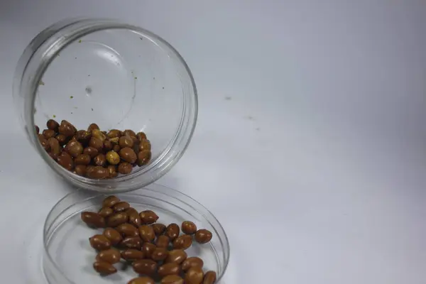 Kızarmış fıstık çıtır çıtır ve lezzetli olur..