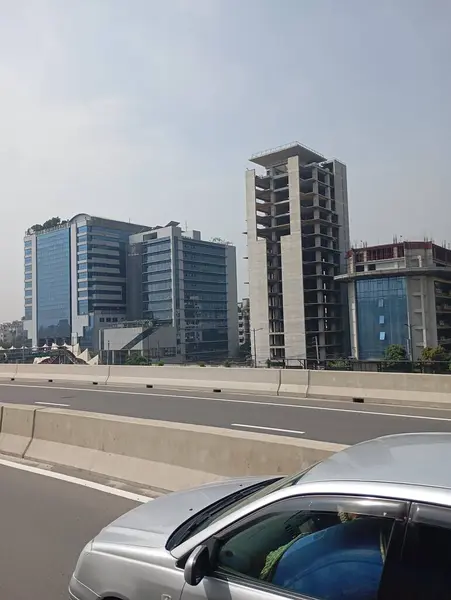 Şehrin modern binası