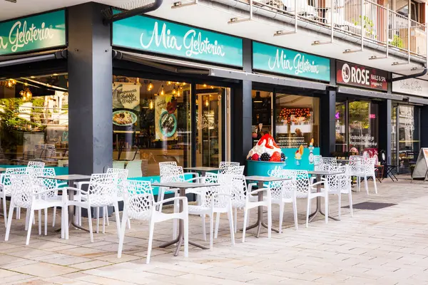 Wiesbaden, Hessen, Almanya - 13 Eylül 2024 Yerel Gelato mağazası  