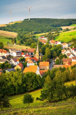 Yel değirmenleri arka planda dönen Almanya enerji üretirse 