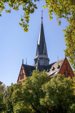 Wiesbaden Almanya 'sında bir tepenin üzerine eski bir Alman kilisesi inşa edildi.