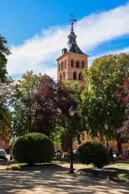 İspanya 'da üzerinde haç olan ağaçlarla çevrili küçük bir kilise.