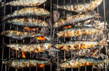 Lezzetli mangal kömürlü sardalyalar, geleneksel Portekiz lezzeti, mükemmel pişirilmiş ve servis etmeye hazır..