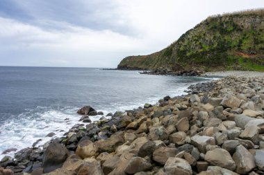 Azores, Terceira Adası 'nın Rocky sahili. Bu çarpıcı sahil sahnesinde dramatik uçurumlar Atlantik Okyanusu 'yla buluşuyor. Doğa aşıkları ve seyahat meraklıları için mükemmel..