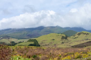 Terceira Adası, Azores 'teki yemyeşil tepelerin ve vadilerin manzarası.. 