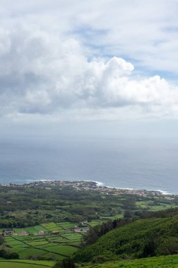 Terceira Adası, Azores 'teki Porto Martins' in geniş Atlantik Okyanusu manzarası. Muhteşem kıyı manzarası yukarıdan çekildi..