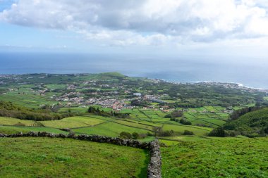 Terceira Adası, Azores 'teki Porto Martins' in geniş Atlantik Okyanusu manzarası. Muhteşem kıyı manzarası yukarıdan çekildi..