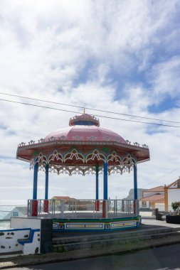 Porto Judeu, Üçüncü Ada, Azores, Portekiz. 12 Mart 2024. Porto Judeu 'daki canlı çardak Terceira Adası, Azores projeleriniz için renkli bir zemin sunuyor.. 