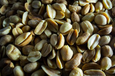 Tuzlu kabuklu fıstıklara yakın çekim, yemek ve atıştırmalık meraklıları için ideal..