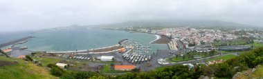 Praia da Vitria, Azores, Portekiz. 11 Mart 2024. Terceira Adası, Azores 'teki Praia da Vitria plajı, şehri ve marinasının havadan görünüşü. Nefes kesici kıyı manzarası.