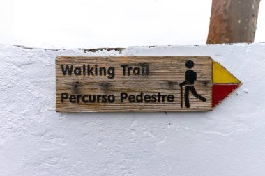 Yürüyüş işareti manzaralı bir maceraya işaret ediyor. Doğanın güzelliğini keşfetmek için yolu izle.