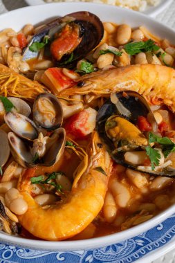 Geleneksel bir Alentejo restoranı canlı bir deniz ürünleri feijoada 'sı sunar. Bu yemek karidesler, kabuklu deniz ürünleri ve kırsal bir çömlekte fasulye içeriyor, doyurucu ve otantik bir Portekiz deneyimi sunuyor..