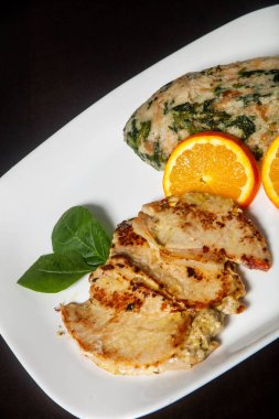 Kişniş soslu ızgara domuz filetosu: Lezzetli bir et sergilenen leziz bir tabak ve kişniş aromalı kişniş kırıntıları, bir Portekiz lezzeti.