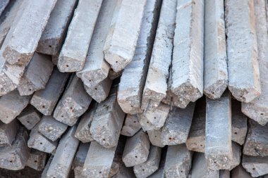 İnşaatta kullanılmaya hazır beton kirişler, dayanıklılıklarını ve güçlerini gösteriyor. İnşaat mühendisliği projelerinde modern yapı malzemelerini resmetmek için ideal.