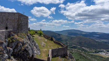 Marvo Kalesi 'nin insansız hava aracı tarafından çekilen hava görüntüsü, görkemli ortaçağ mimarisini ve çarpıcı tepe konumunu verimli manzaraların arka planına karşı sergiliyor..