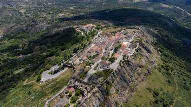 Marvo Kalesi 'nin insansız hava aracı tarafından çekilen hava görüntüsü, görkemli ortaçağ mimarisini ve çarpıcı tepe konumunu verimli manzaraların arka planına karşı sergiliyor..