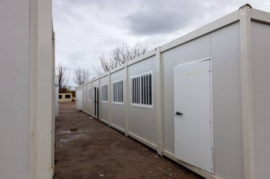 İnşaat alanında modüler konteynırlar. Birimler geçici ofis ve depo oluşturur. İnşaat malzemeleri ile parlak, endüstriyel ortam