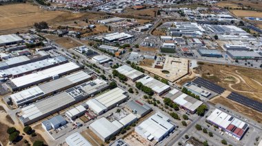 Vora 'nın Endüstri ve Teknoloji Parkı' nın havadan görünüşü modern tesisleri, yeşil alanları ve altyapıyı tarihi şehrin manzarasının bir zeminine karşı sergiliyor..