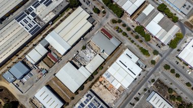 Vora 'nın Endüstri ve Teknoloji Parkı' nın havadan görünüşü modern tesisleri, yeşil alanları ve altyapıyı tarihi şehrin manzarasının bir zeminine karşı sergiliyor..