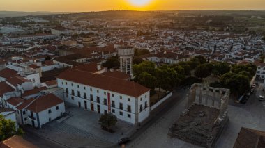 Vora, Portekiz. 4 Haziran 2024. Gün batımında Vora 'daki Roma Tapınağı, arka planda Vora' nın büyüleyici şehir manzarası, antik tarih ve modern güzelliğin karışımını yakalıyor..