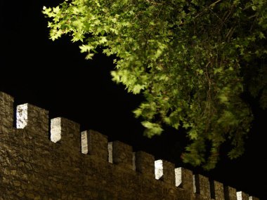 Vora 'nın antik duvarının çarpıcı bir gece manzarası, güzel aydınlatılmış, etrafını çevreleyen ağaçlar ve çalılar tarihi cazibeyi artırıyor. Portekiz 'in mirasının özünü yakalamak için mükemmel..