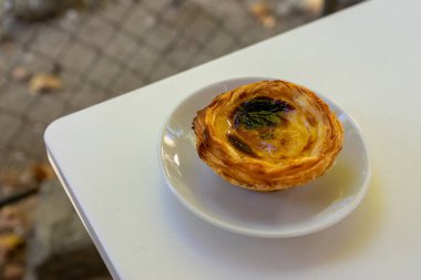 Lezzetli Portekiz kremalı turtası, üzerinde hafif karamelize edilmiş, çıtır çıtır bir pasta kabuğu var. Geleneksel bir ikram, hem tatlı hem de kremalı..