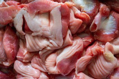 Çiğ tavuk taşaklarını yakından çek. Taze, pişmemiş kümes hayvanları, dokularını ve mermer görünümlerini sergiliyorlar. Mutfak ve malzemeye odaklı görseller için ideal.