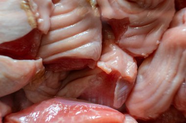 Çiğ tavuk taşaklarını yakından çek. Taze, pişmemiş kümes hayvanları, dokularını ve mermer görünümlerini sergiliyorlar. Mutfak ve malzemeye odaklı görseller için ideal.