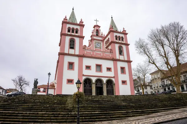 Angra do Heroismo, Azores, Portekiz. 11 Mart 2024. Angra do Heroismo Katedrali. Karmaşık detayları olan çarpıcı beyaz bir cephe. Azores 'in tarihi bir mücevheri olarak duruyor..