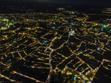 Vora, Alentejo, Portekiz 'in gece çekimleri aydınlatılmış tarihi mimari ve büyüleyici şehir manzarasını gözler önüne seriyor..