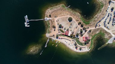 Alqueva Barajı 'ndaki Monsaraz nehir plajının kuş bakışı manzarasında, büyüleyici bir doğal ortamda altın kumlar ve sakin sular yer alıyor. Barışçıl ve manzaralı görseller için ideal..