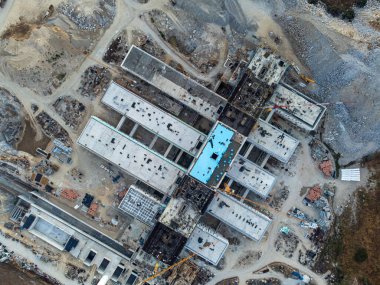 Vora, Portekiz. 8 Ağustos 2024. Yeni Vora Bölge Hastanesi 'nin inşaat alanının havadan görünüşü, vinçler, iskeleler ve kısmen tamamlanmış modern yapı..