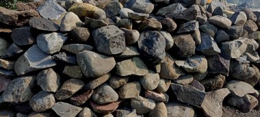 Yıkılmış taşlar yığını ve temel inşa etmek için düzgün bir şekilde düzenlenmiş.