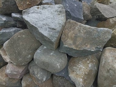 Nehir taşlarının odak dışı fotoğrafı