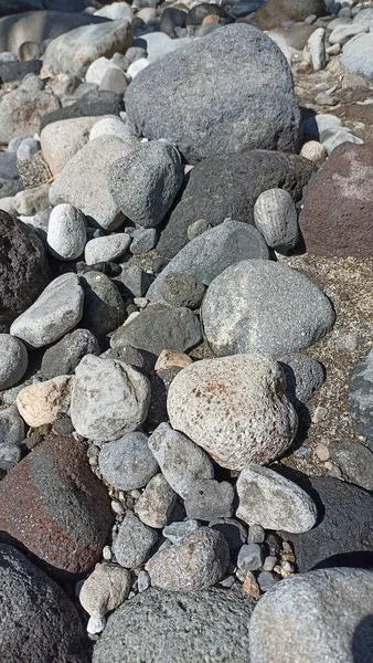 İnşaat malzemelerinin bir karışımı olarak genellikle orta büyüklükteki nehir taşlarından oluşan bir koleksiyon kullanılır.