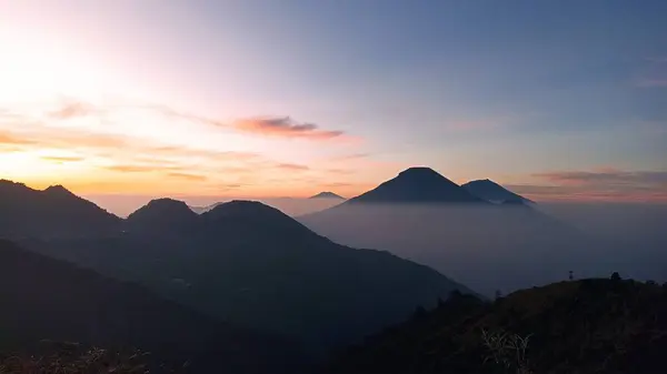 Sindoro Dağı ve Sumbing Dağı 'nın doğal manzarası sabahları Bismo Dağı, Dieng, Wonosobo ve Central Java' nın zirvesinden alınmıştır.