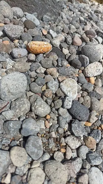 İnşaat malzemelerinin bir karışımı olarak genellikle orta büyüklükteki nehir taşlarından oluşan bir koleksiyon kullanılır.